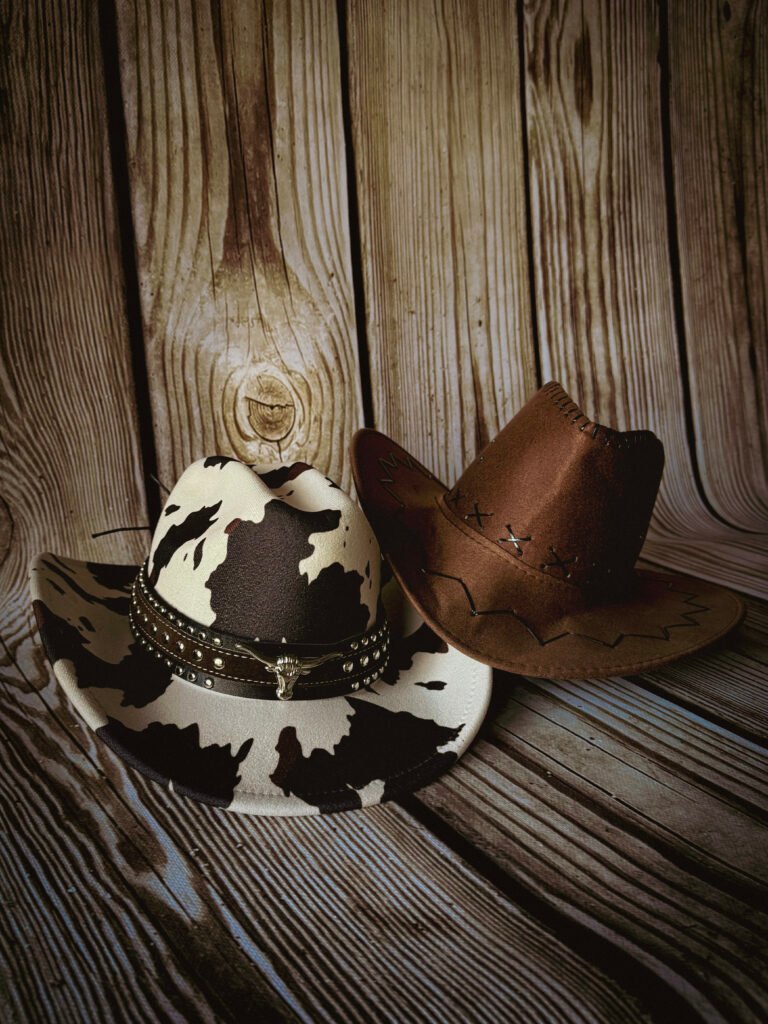 Gadżety weselne do zdjęć z drewnianą fotobudką.