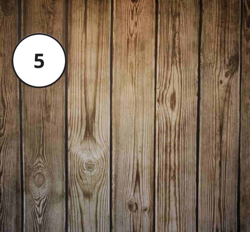 Drewniana fotobudka z tłem w stylu boho – naturalny klimat zdjęć.