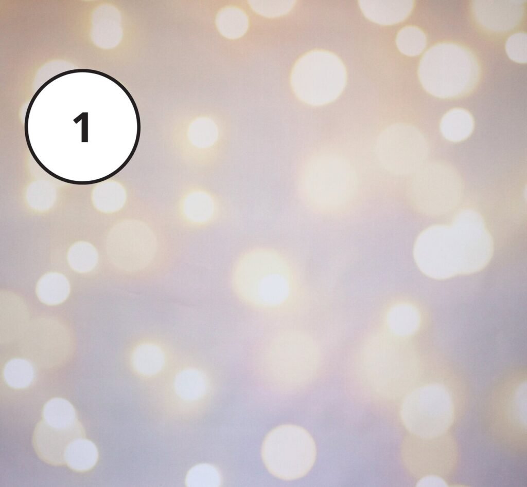 Drewniana fotobudka z klasycznym tłem do eleganckich uroczystości.