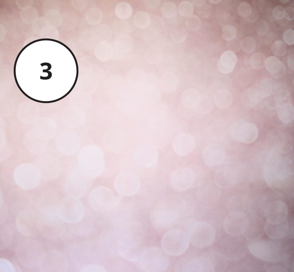 Drewniana fotobudka – różowe tło idealne na wesela i przyjęcia.