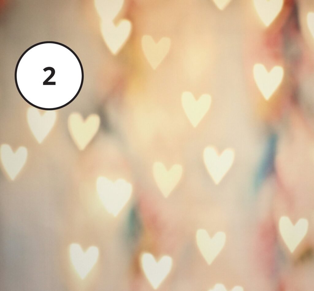 Drewniana fotobudka - tło ze wzorem w serca idealne na każdą okazję.