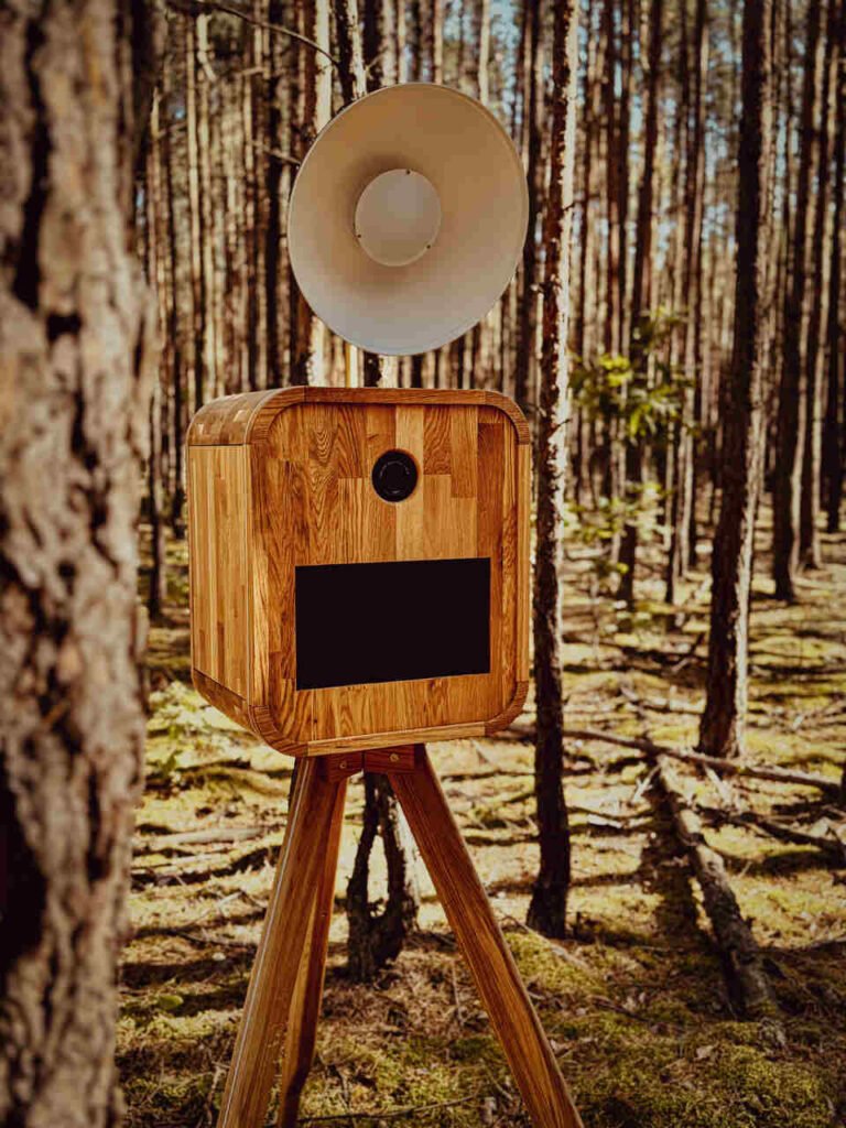 Drewniana fotobudka w stylu retro – elegancka atrakcja na wesele