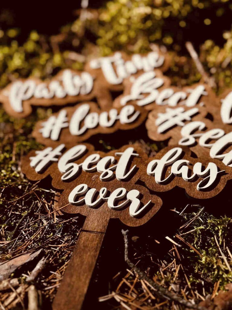 Drewniane tabliczki w stylu retro – detal sesji Fotobudka Klasyka.