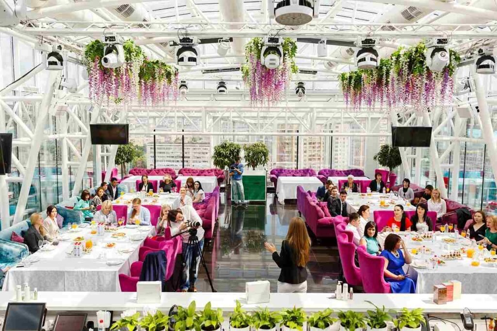 Goście na imprezie firmowej – jak fotobudka wpływa na atmosferę wydarzenia.